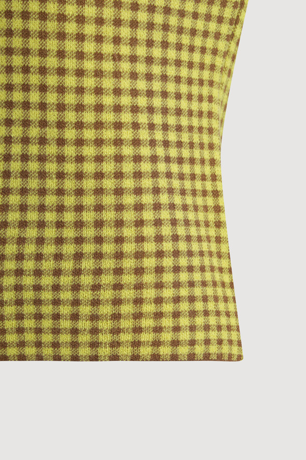 깅엄 체크 하이넥 니트 풀오버 (옐로우)는 캐주얼, 클래식, 미니멀 스타일을 즐기는 여성분을 위한 겨울, 가을용 상의입니다. 부드러운 울과 코튼 혼방 소재로 제작되어 포근하며, 두꺼운 두께감과 슬림핏으로 따뜻하고 세련된 실루엣을 연출합니다. 깅엄 체크 패턴과 하이넥 디자인이 특징이며, 뒷중심 싸개 단추 디테일과 왼쪽 가슴 로고 자수가 포인트입니다. 출근룩과 모임룩 모두 활용 가능한 이너용 아이템으로, 다양한 스타일링에 활용할 수 있습니다.
