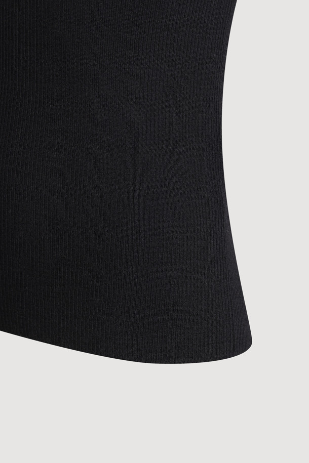 [Re-Order] 슬림 핏 솔리드 립드 니트 풀오버 (블랙)는 미니멀하고 베이직한 스타일의 여성 상의입니다. 하이 게이지 울 혼방 소재로 제작되어 부드러운 촉감을 선사하며, 가을과 겨울에 착용하기 좋습니다. 슬림 핏 디자인에 하프넥, 긴소매, 골지 패턴이 특징이며, 넥과 소매 끝단 자수 마감으로 포인트를 더했습니다. 데일리룩, 출근룩, 오피스룩, 모임룩 등 다양한 TPO에 활용 가능하며, 웨이브 디테일로 여성스러움을 강조하고 레이어드 연출이 용이합니다.
