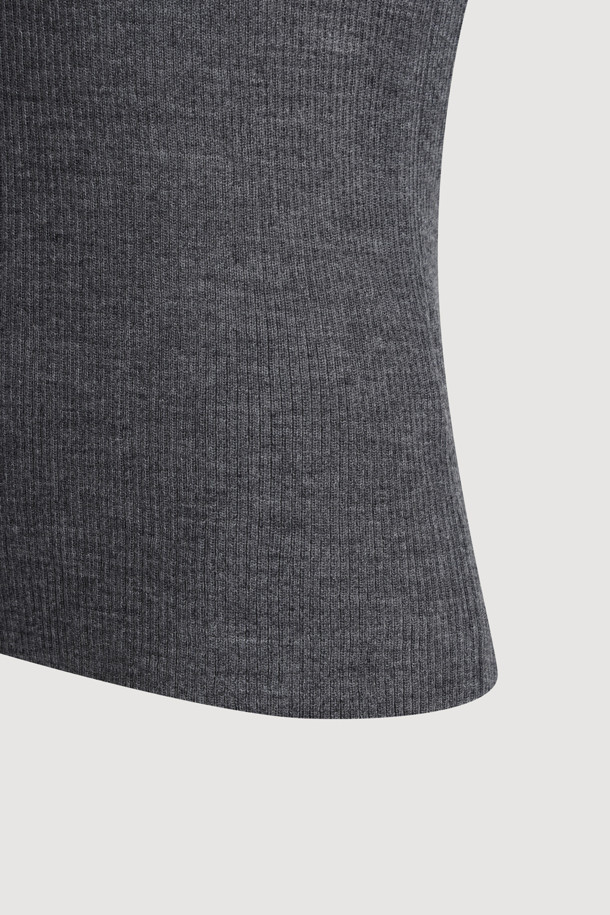 [Re-Order] 슬림 핏 솔리드 립드 니트 풀오버 (멜란지 그레이)는 가을과 겨울, 일상에서 착용하기 좋은 여성용 니트/스웨터입니다. 하이 게이지 울 혼방 소재로 제작되어 부드러운 촉감을 선사하며, 슬림 핏 디자인으로 세련된 실루엣을 연출합니다. 멜란지 그레이 컬러에 골지 패턴과 무지 디자인이 더해져 베이직하면서도 미니멀한 스타일을 완성합니다. 하프넥 라인과 긴 소매, 넥과 소매 끝단의 자수 마감, 웨이브 디테일이 특징이며, 레이어드하여 다양한 스타일을 연출할 수 있습니다. 출근룩, 오피스룩, 모임룩 등 TPO에 맞춰 클래식, 미니멀, 시크한 스타일을 연출해보세요.
