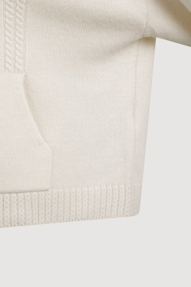 아이보리 색상의 리본 니트 풀오버는 부드러운 메리노 울 100% 소재로 제작되어 포근한 착용감을 선사합니다. 루즈핏으로 편안하게 착용 가능하며, 케이블 패턴과 캥거루 포켓, 리본 디테일이 더해져 캐주얼하면서도 여성스러운 분위기를 연출합니다. 후드 네크라인과 긴 소매 기장으로 가을, 겨울철 따뜻하게 입을 수 있으며, 스트링 조절이 가능하여 핏을 조절할 수 있습니다. 집콕룩, 산책룩, 여행룩 등 다양한 TPO에 활용할 수 있는 베이직하고 미니멀한 스타일의 니트입니다.
