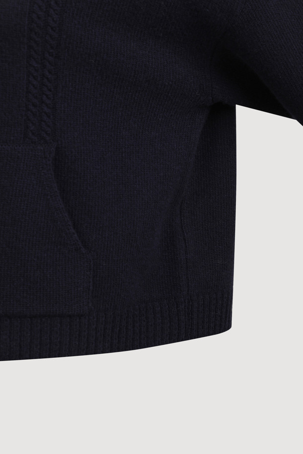 다크 네이비 색상의 리본 니트 풀오버는 여성스러운 무드를 연출하는 상의입니다. 메리노 울 100% 소재로 제작되어 부드러운 촉감과 뛰어난 보온성을 자랑하며, 넉넉한 루즈핏으로 편안하게 착용 가능합니다. 후드 디자인과 캥거루 포켓, 소매의 긴 기장이 캐주얼한 스타일을 더하고, 리본 디테일이 사랑스러운 포인트를 더합니다. 스트링 조절이 가능하여 핏을 조절할 수 있으며, 가을, 겨울철 일상룩, 집콕룩, 산책룩, 여행룩에 활용하기 좋습니다. 베이직하면서도 미니멀, 클래식한 스타일을 즐기는 분들께 추천합니다.
