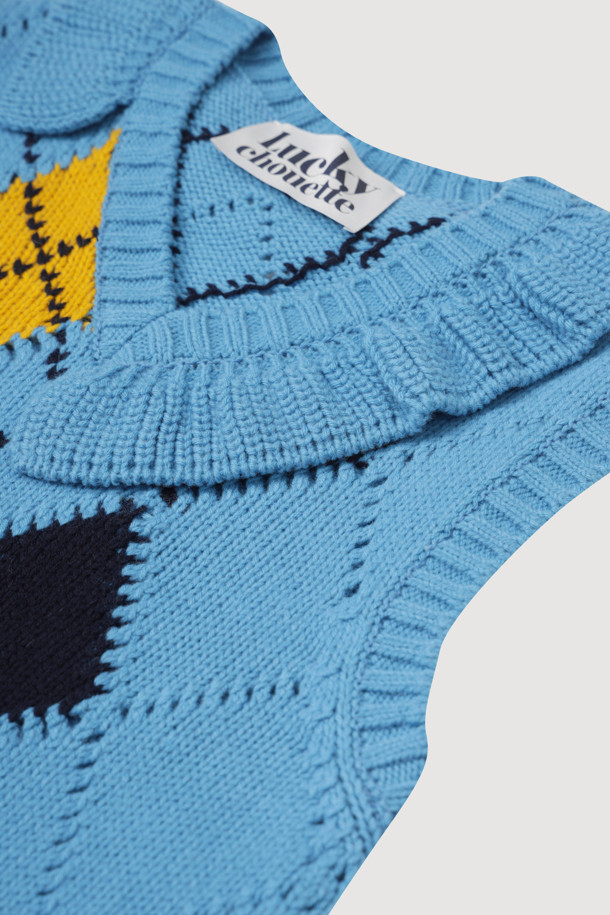 아르갈 프릴 니트 베스트 (블루)는 여성스러운 무드를 더해줄 캐주얼 스타일의 베스트입니다. 울 소재로 제작되어 가을, 겨울 시즌에 따뜻하게 착용할 수 있으며, 레귤러 핏과 스탠다드 기장으로 편안한 착용감을 선사합니다. 아가일 패턴과 프릴 디테일, 아일렛 조직이 더해져 디자인의 포인트를 더했으며, 라운드넥과 민소매 디자인으로 다양한 이너와 레이어드하여 데이트룩, 모임룩, 또는 미니멀한 스타일 연출에도 활용하기 좋습니다. 블루, 옐로우, 네이비 세 가지 컬러로 출시되어 취향에 맞는 색상을 선택할 수 있습니다. 부드러운 촉감으로 기분 좋은 착용감을 느끼실 수 있습니다.
