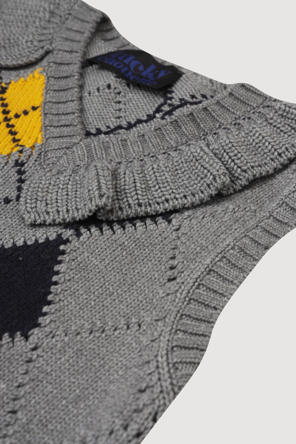 멜란지 그레이 컬러의 Argyle Frill Knit Vest (아르가일 프릴 니트 베스트)입니다. 여성용 니트 베스트로, 가을과 겨울에 따뜻하게 착용하기 좋습니다. 부드러운 울 소재에 아가일 패턴과 넥 라인의 프릴 디테일이 돋보이며, 스탠다드 핏으로 캐주얼, 클래식, 미니멀 스타일 모두 소화 가능합니다. 라운드넥과 민소매 디자인으로 다양한 레이어드 연출이 용이하며, 모임룩에도 활용할 수 있습니다. 중간 두께감으로 간절기부터 겨울까지 폭넓게 활용할 수 있는 아이템입니다.
