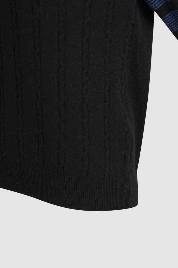 블랙 컬러의 Stripe Sleeve 슬림핏 니트 풀오버입니다. 부드러운 울과 캐시미어 혼방 소재로 제작되어 가을, 겨울 시즌에 따뜻하게 착용할 수 있습니다. 슬림핏 디자인과 라운드넥으로 제작되었으며, 소매 부분의 스트라이프 패턴과 케이블 조직 디테일이 돋보입니다. LUCKY 로고 자카드 디테일이 포인트로, 캐주얼, 스포티 무드는 물론 출근룩과 모임룩에도 활용하기 좋습니다. 클래식, 미니멀 스타일을 즐겨 입는 여성분들께 추천합니다.
