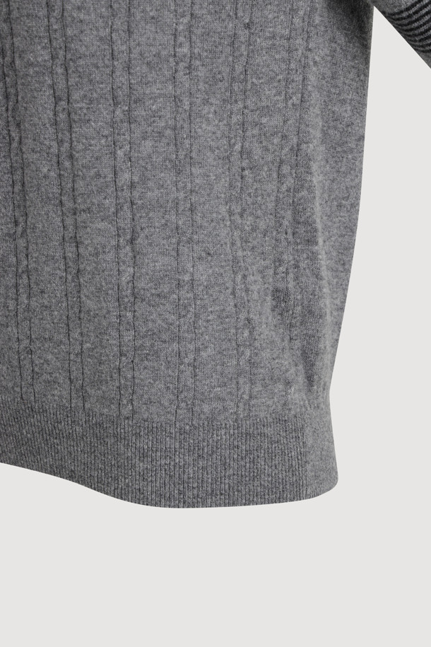 멜란지 그레이 컬러의 Stripe Sleeve 슬림핏 니트 풀오버입니다. 울과 캐시미어 혼방 소재로 제작되어 부드러운 촉감을 선사하며, 가을과 겨울에 따뜻하게 착용할 수 있습니다. 슬림핏 라운드넥 디자인에 소매 스트라이프 패턴과 클래식 케이블 조직이 돋보이며, LUCKY 로고 자카드 디테일로 포인트를 더했습니다. 출근룩과 모임룩은 물론, 클래식, 캐주얼, 미니멀한 스타일 모두 소화 가능한 활용도 높은 아이템입니다.
