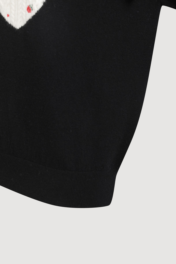 럭키 포인트 프릴 니트 풀오버 (블랙)는 여성들을 위한 캐주얼 스타일의 니트/스웨터입니다. 가을, 겨울 시즌에 어울리는 두꺼운 두께감의 긴소매 제품으로, 부드러운 촉감과 루즈핏이 편안한 착용감을 선사합니다. 라운드넥 디자인에 래글런 소매, 프릴 디테일, 자수 장식이 더해져 사랑스러운 분위기를 연출하며, 하트, 케이블, 플라워 패턴이 돋보입니다. 데이트룩, 모임룩으로 활용 가능하며, 이너로도 다양하게 코디할 수 있어 활용도가 높습니다. 캐주얼, 클래식, 미니멀 스타일을 즐겨 입는 분들께 추천합니다.
