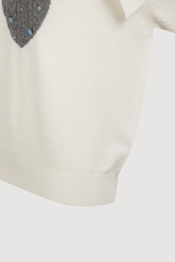 럭키 포인트 프릴 니트 풀오버 (아이보리)는 여성스러운 무드를 연출하는 상의입니다. 부드러운 울, 캐시미어, 나일론 혼방 소재로 제작되어 따뜻하고 포근한 착용감을 선사하며, 라운드넥과 래글런 소매 디자인으로 편안한 핏을 제공합니다. 특히, 프릴 디테일과 자수 장식이 더해져 로맨틱한 분위기를 강조하며, 케이블, 하트, 플라워 패턴이 돋보입니다. 데이트룩, 모임룩과 같은 특별한 날은 물론, 캐주얼 스타일로도 활용 가능하며, 가을, 겨울 시즌에 두꺼운 두께감으로 따뜻하게 입을 수 있습니다.
