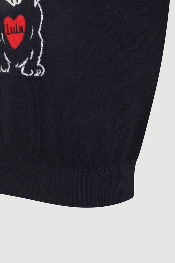 **Lulu Point 프릴 니트 풀오버 (다크 네이비)**

캐주얼, 클래식, 미니멀 스타일을 모두 아우르는 여성용 니트 풀오버입니다. 부드러운 울, 캐시미어, 나일론 혼방 소재로 제작되어 가을과 겨울에 따뜻하게 착용할 수 있습니다. 럭키 루루 캐릭터 자카드 패턴과 프릴 디테일이 사랑스러운 포인트를 더합니다. 래글런 소매의 루즈핏 라운드넥 디자인으로 편안한 착용감을 선사하며, 모임룩으로도 활용하기 좋습니다. 다크 네이비 컬러로 어떤 하의와도 쉽게 매치할 수 있습니다.
