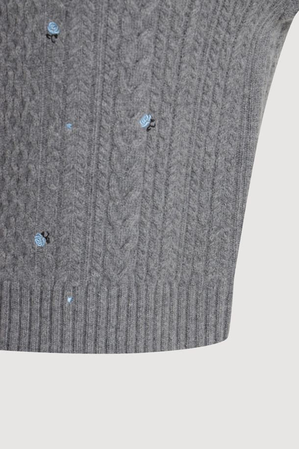 멜란지 그레이 컬러의 케이블 자수 카라 니트 풀오버입니다. 울, 캐시미어, 나일론 혼방 소재로 제작되어 부드러운 촉감과 두꺼운 두께감으로 따뜻하게 착용할 수 있습니다. 클래식한 무드와 루즈핏 디자인으로 편안하면서도 세련된 스타일을 연출하며, 노치넥과 긴 소매, 플라워 자수 디테일이 포인트입니다. 출근룩, 오피스룩, 모임룩 등 다양한 TPO에 활용 가능하며, 미니멀하고 클래식한 스타일을 선호하는 여성분들께 추천합니다.
