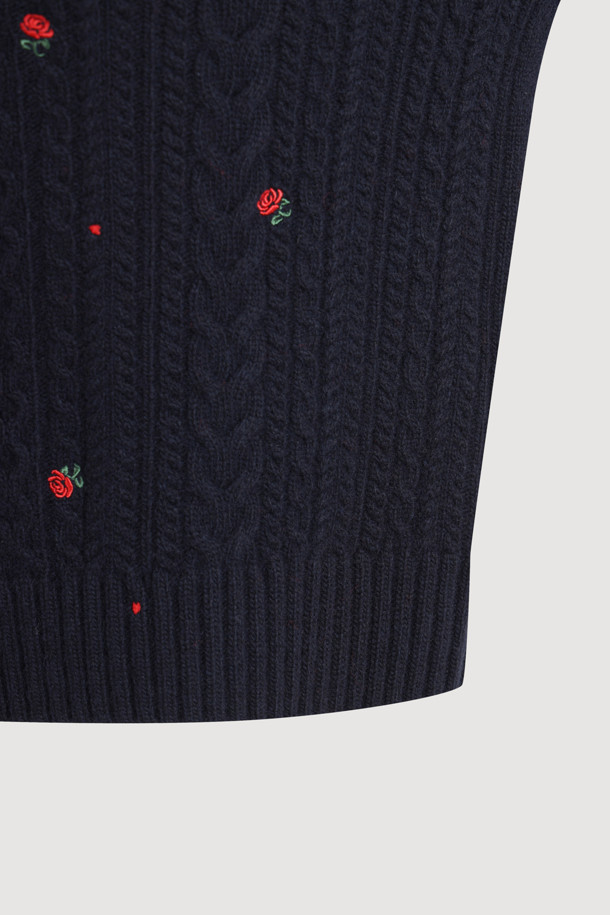 케이블 자수 카라 니트 풀오버 (다크 네이비)는 울, 캐시미어, 나일론 혼방 소재로 제작되어 부드러운 촉감과 뛰어난 보온성을 자랑하는 여성 니트입니다. 클래식한 무드와 루즈핏 디자인으로 편안하면서도 세련된 스타일을 연출하며, 가을, 겨울 시즌에 활용하기 좋습니다. 빅사이즈 카라와 플라워 모티브 자수 장식이 돋보이며, 노치넥 디자인으로 여성스러운 분위기를 더합니다. 데이트룩, 모임룩, 출근룩 등 다양한 TPO에 활용 가능한 아이템으로, 스커트와 함께 세련된 룩을 완성할 수 있습니다.
