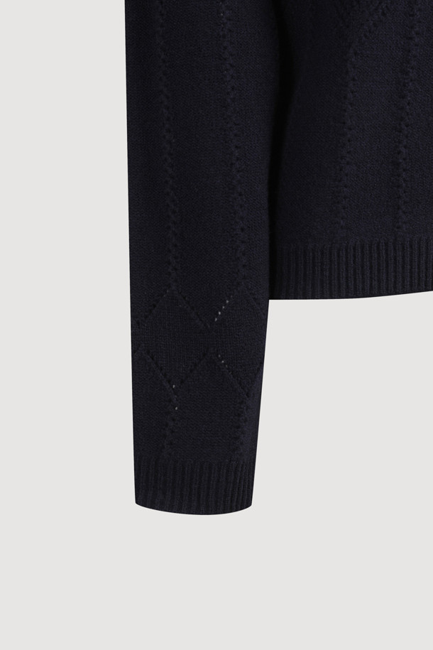 럭키 테이프 니트 풀오버 (다크 네이비)는 가을과 겨울, 페미닌하면서도 캐주얼한 무드를 연출하는 여성용 니트입니다. 울과 나일론 혼방 소재로 제작되어 포근한 촉감을 선사하며, 두꺼운 두께감으로 따뜻하게 착용할 수 있습니다. 크롭 기장의 루즈핏이며, 라운드넥 디자인에 아가일 & 로고 패턴이 적용되었습니다. 왼쪽 어깨 럭키 로고 테이프 디테일과 스카시 조직, 럭키 레터링이 포인트로, 모임룩, 캐주얼, 클래식, 미니멀 스타일 모두 소화 가능합니다. 긴 소매 기장으로 간절기부터 겨울까지 폭넓게 활용할 수 있습니다.
