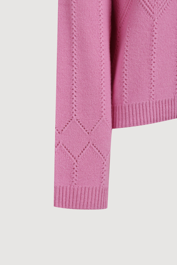 사랑스러운 핑크 컬러의 럭키 테이프 니트 풀오버입니다. 부드러운 울과 나일론 혼방 소재로 제작되어 가을, 겨울 시즌 따뜻하게 착용할 수 있습니다. 페미닌한 무드의 루즈핏 크롭 기장으로, 아가일 패턴과 언발란스 로고 테이프, 스카시 조직 디테일이 돋보입니다. 라운드넥과 긴 소매 디자인으로 클래식하면서도 미니멀한 스타일을 연출하며, 데이트룩이나 모임룩에 활용하기 좋습니다. 보온 기능을 갖춰 추운 날씨에도 포근함을 선사합니다.
