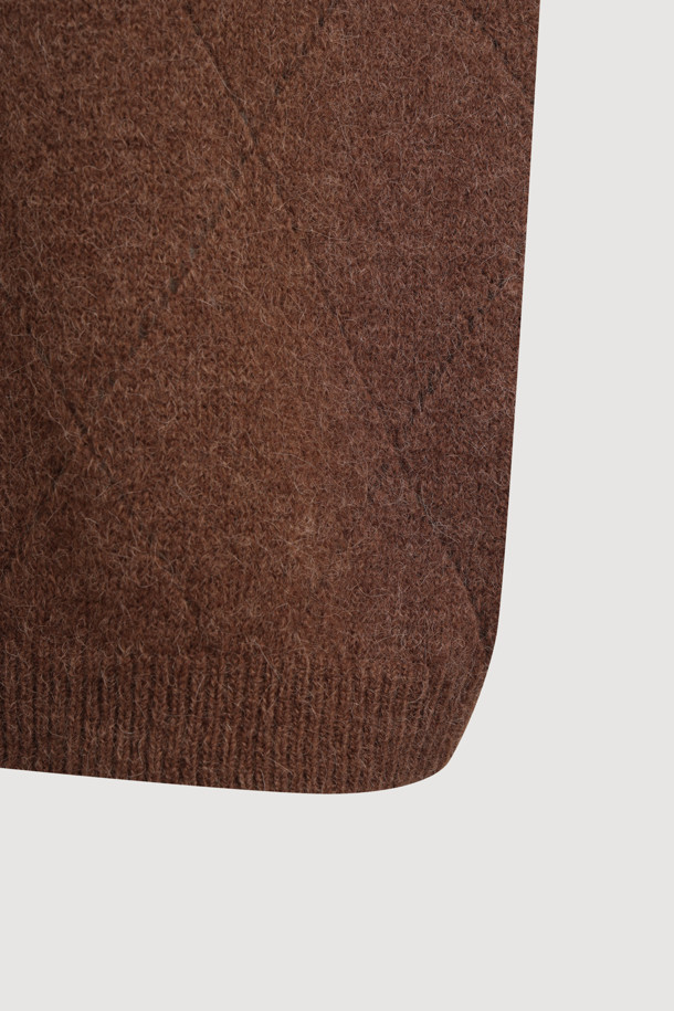 **아가일 니트 풀오버 (브라운)**는 알파카 혼방 소재로 제작되어 포근한 촉감을 선사하는 여성용 니트입니다. 가을과 겨울에 어울리는 얇은 두께의 긴 소매 라운드넥 니트로, 클래식하면서도 유니크한 아가일 패턴이 특징입니다. 스카시 조직감과 러플 디테일이 돋보이며, 다양한 스타일 연출을 위해 레이어드하여 착용할 수 있습니다. 데이트룩, 모임룩, 미니멀, 캐주얼 스타일 모두 소화 가능한 활용도 높은 아이템입니다. 루즈핏으로 편안하게 착용할 수 있습니다.
