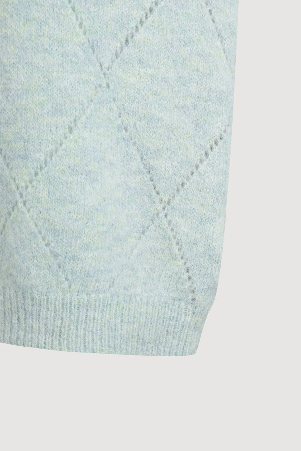 민트 색상의 아가일 니트 풀오버는 여성스러움을 더하는 러플 디테일과 스카시 조직감으로 포인트를 주었습니다. 알파카 혼방 소재로 제작되어 포근한 촉감을 선사하며, 얇은 두께감으로 간절기부터 겨울까지 레이어드하여 활용하기 좋습니다. 라운드넥과 루즈핏 디자인은 클래식하면서도 캐주얼한 무드를 연출하며, 모임룩, 데이트룩 등 다양한 스타일링에 적합합니다. 긴소매 기장과 레귤러 기장으로 편안하게 착용 가능하며, 미니멀한 스타일을 즐기는 분들께 추천합니다.
