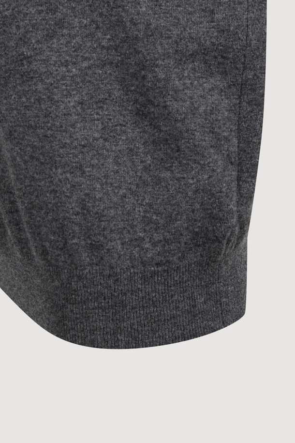 [Atelier] 플라워 모티브 V넥 니트 풀오버 (멜란지 그레이)는 가을, 겨울 시즌 여성들을 위한 상의입니다. 유니크하면서도 클래식한 스타일을 추구하며, 데이트룩, 모임룩, 겨울 데일리룩에 모두 잘 어울립니다. 부드러운 촉감의 울, 캐시미어, 나일론 혼방 소재로 제작되어 편안한 착용감을 선사합니다. V넥 디자인에 벨벳틴 원사 코르사쥬 장식이 포인트로 더해졌으며, 핸드메이드 디테일이 돋보이는 자연스러운 실루엣을 연출합니다. 
