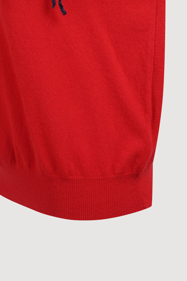 [Atelier] 플라워 모티브 브이넥 니트 풀오버 (레드)는 울, 캐시미어, 나일론 혼방 소재로 제작되어 부드러운 촉감과 따뜻함을 선사합니다. 가을, 겨울 시즌을 위한 두꺼운 두께감과 긴 소매 기장으로 포근함을 더하며, 레귤러핏과 브이넥 디자인이 여성스러운 실루엣을 연출합니다. 클래식하면서도 유니크한 플라워 패턴과 코르사쥬 장식이 돋보이며, 웨어러블한 디자인에 벨벳틴 원사를 사용하여 고급스러움을 더했습니다. 데이트룩, 모임룩, 겨울 데일리룩 등 다양한 TPO에 맞춰 클래식, 로맨틱, 미니멀 스타일을 연출해보세요.
