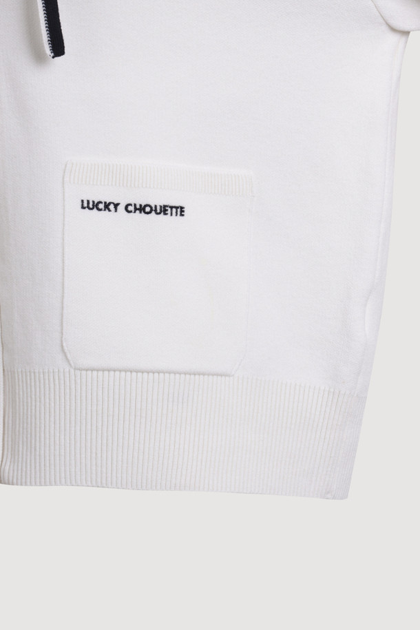 빅 카라 니트 가디건(아이보리)은 부드러운 울 소재로 제작되어 가을, 겨울 시즌에 따뜻하게 착용하기 좋습니다. 캐주얼한 무드의 루즈핏으로 편안한 착용감을 선사하며, 빅 카라 디자인이 포인트를 더합니다. 금속 지퍼와 아웃 포켓 디테일, 로고 배색, 스트라이프 니팅 테잎, 그리고 볼륨감 있는 카라가 특징입니다. 데일리룩, 카페룩, 모임룩 등 다양한 TPO에 활용하기 좋으며, 캐주얼, 클래식, 미니멀 스타일을 연출할 수 있습니다. 긴 소매 기장에 두꺼운 두께감으로 포근함을 더한 아이보리 컬러의 니트 가디건입니다.
