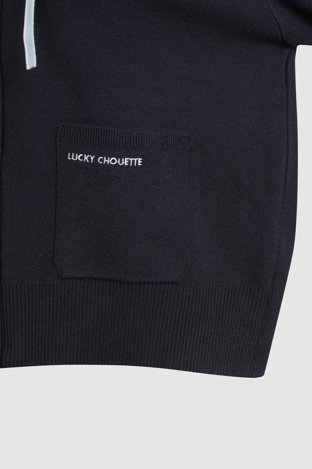 빅 카라 니트 가디건 (다크 네이비)은 캐주얼하고 클래식한 무드를 연출하는 여성용 가디건입니다. 가을, 겨울에 적합하며, 두꺼운 울 소재로 제작되어 따뜻하게 착용할 수 있습니다. 넉넉한 루즈핏에 지퍼형 여밈 방식이 적용되었으며, 빅 카라 디자인과 아웃포켓 디테일이 포인트를 더합니다. 또한, 로고 배색과 스트라이프 니팅 테잎 디테일로 디자인의 완성도를 높였습니다. 데일리룩, 카페룩, 동네 마실룩 등 편안한 상황에 잘 어울립니다.
