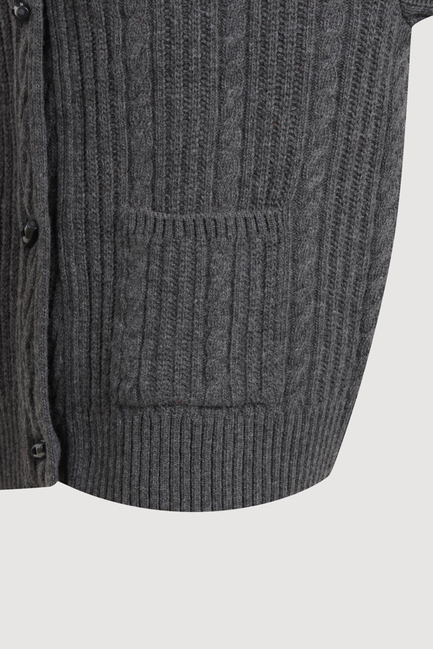 멜란지 그레이 컬러의 Entry 케이블 니트 가디건입니다. 부드러운 울 소재로 제작되어 가을, 겨울에 따뜻하게 착용할 수 있습니다. 클래식하고 캐주얼한 스타일을 모두 소화하며, 루즈핏과 브이넥 디자인으로 편안함을 더했습니다. 토글 단추 디테일과 럭키 로고, 스트라이프 느낌의 케이블 & 립 패턴 조직감이 특징입니다. 데이트룩, 카페룩, 겨울 데일리룩 등 다양한 TPO에 활용 가능하며, 스타일리시한 미니멀룩을 연출할 수 있습니다.
