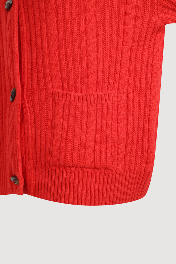 엔트리 케이블 니트 가디건 (레드)은 가을과 겨울 시즌, 클래식하고 캐주얼한 스타일을 연출하고 싶은 여성분들을 위한 아이템입니다. 부드러운 울 소재로 제작되어 포근한 착용감을 선사하며, 얇은 두께감으로 간절기에도 부담 없이 즐길 수 있습니다. 크롭 기장에 루즈핏으로 편안함을 더하고, 라운드넥과 립 조직 디테일, 로고 토글 단추, 스트라이프 느낌의 케이블 조직, 앞 중심 볼드한 케이블 조직이 특징입니다. 데일리룩, 카페룩, 모임룩 등 다양한 TPO에 매치하여 클래식, 캐주얼, 미니멀 스타일을 완성해보세요.
