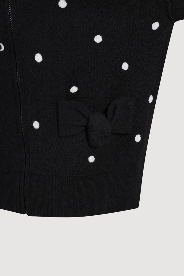 [Re-Order] 도트 짚업 니트 카디건 (블랙)은 부드러운 니트 소재의 여성용 카디건입니다. 릴랙스 핏과 라운드넥 디자인으로 편안한 착용감을 선사하며, 캐주얼 및 베이직 스타일을 연출하기 좋습니다. 도트 패턴과 드롭 숄더, 소매 이밴드, 포켓, 리본 디테일이 돋보이며, 집업 방식으로 간편하게 착용할 수 있습니다. 일상, 동네 마실룩, 집콕룩 등 다양한 TPO에 활용 가능하며, 미니멀하고 클래식한 스타일을 선호하는 분들께 추천합니다. 자카드 조직으로 제작되어 더욱 고급스러운 느낌을 줍니다.
