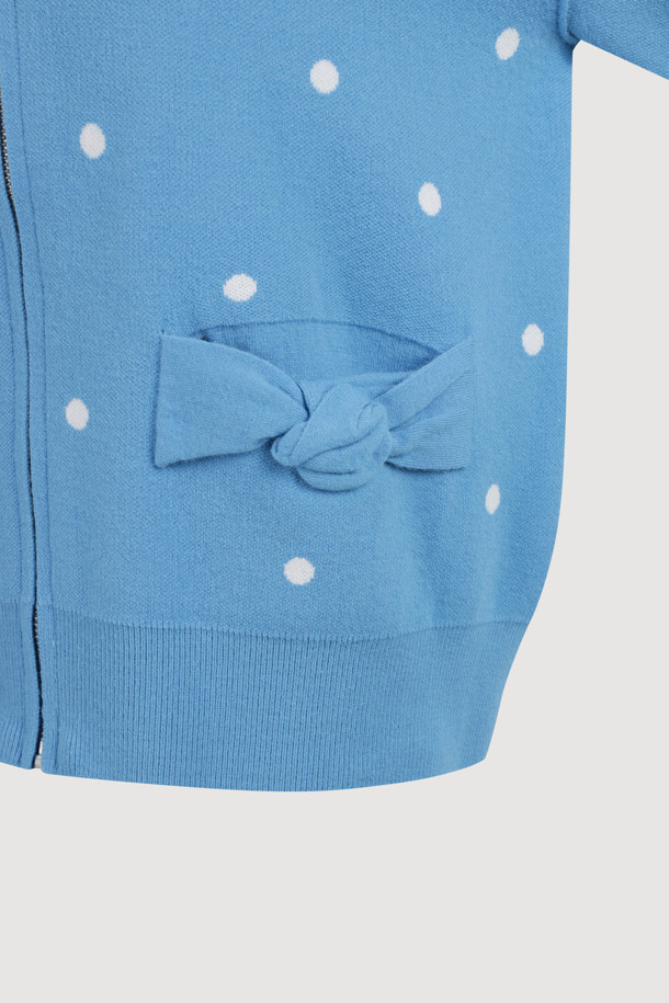 도트 집업 니트 가디건 (블루)은 캐주얼, 미니멀, 로맨틱 스타일을 즐기는 여성들을 위한 아이템입니다. 봄, 가을에 어울리는 이 니트 가디건은 부드러운 촉감의 니트 소재로 제작되었으며, 루즈핏으로 편안한 착용감을 선사합니다. 도트 패턴과 드롭 숄더, 소매 이밴드, 포켓 리본 디테일이 디자인의 특징이며, 데이트룩과 봄 소풍룩에 매치하기 좋습니다. 중간 두께의 집업 스타일로 간절기 날씨에 유용하며, 일상복으로 활용하기 좋습니다.
