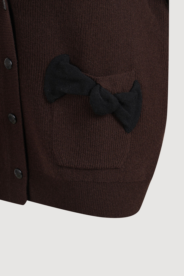 [Re-Order] Ambo 리본 니트 가디건 (브라운)은 울과 코튼 혼방 소재로 제작되어 부드러운 촉감과 따뜻함을 선사합니다. 라운드넥에 긴 소매 기장, 루즈핏으로 편안한 착용감을 제공하며, 클래식과 캐주얼 스타일을 모두 소화할 수 있습니다. 금속 단추와 니팅 리본 디테일, 포켓 디테일이 디자인 포인트이며, 가을, 겨울 시즌 데이트룩, 카페룩, 데일리룩에 활용하기 좋습니다. 두꺼운 두께감으로 오버핏 아우터 안에 이너로도 활용 가능하며, 타이트한 이너와 데님 하의와 함께 코디하면 멋스럽습니다.

