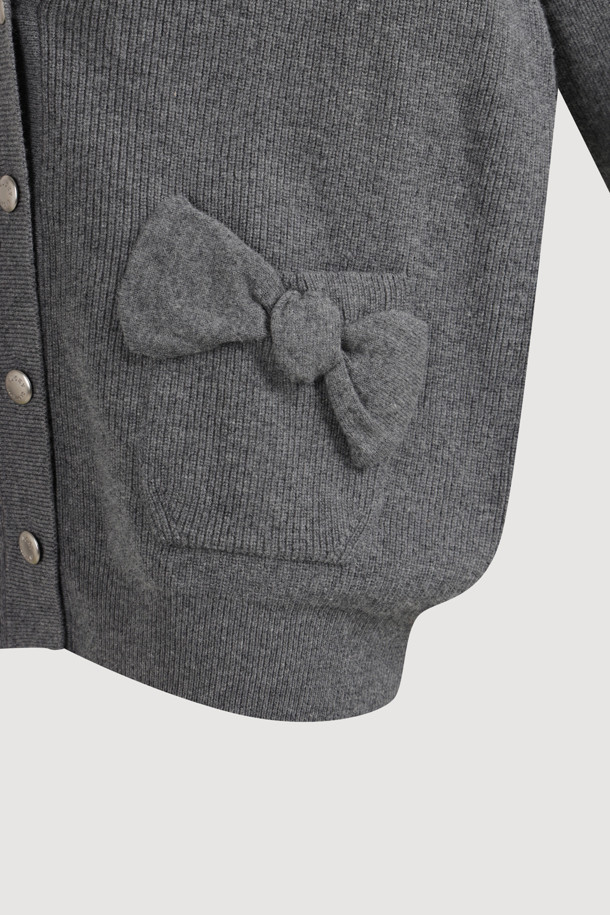 [Re-Order] Ambo 리본 니트 가디건 (멜란지 그레이)는 가을과 겨울에 즐겨 입기 좋은 여성용 니트 가디건입니다. 멜란지 그레이 컬러에 울과 코튼 혼방 소재로 제작되어 부드러운 촉감을 선사하며, 루즈핏으로 편안하게 착용할 수 있습니다. 클래식과 캐주얼 무드를 넘나드는 디자인으로, 입체적인 니팅 리본 디테일과 금속 단추, 주머니 디테일이 특징입니다. 데이트룩, 카페룩, 겨울 데일리룩 등 다양한 TPO에 활용 가능하며, 타이트한 이너와 데님 하의와 함께 스타일리시하게 연출하거나 오버핏 아우터 안에 레이어드하여 따뜻하게 입을 수 있습니다.
