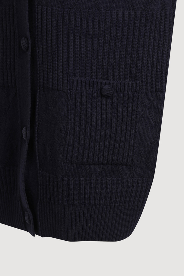 라운드 넥 하프 니트 가디건 (다크 네이비)은 울, 나일론, 캐시미어 혼방 소재로 제작되어 부드러운 촉감과 따뜻함을 선사합니다. 라운드 넥 디자인과 긴 소매 기장, 루즈핏으로 편안한 착용감을 제공하며, 가을, 겨울 시즌 데일리룩, 카페룩, 모임룩에 모두 잘 어울립니다. 클래식, 캐주얼, 미니멀 스타일을 연출하기 좋으며, 하프 기장으로 다양한 하의와 매치하기 용이합니다. 코듀로이 단추 디테일과 빅 아웃포켓이 특징이며, 원피스 위에 레이어드하여 스타일리시하게 연출할 수도 있습니다.
