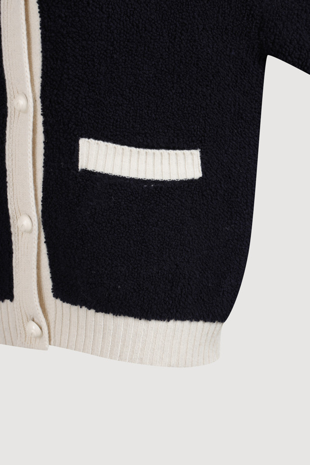 다크 네이비 컬러의 Colored Collar 니트 풀오버입니다. 부드러운 울 소재로 제작되어 가을과 겨울에 따뜻하게 착용할 수 있습니다. 페미닌하고 캐주얼한 무드를 연출하며, 루즈핏과 긴 소매 기장으로 편안함을 더했습니다. 배색 프릴 카라와 금속 버튼, 앞 포켓, 뒷면 그래픽 디자인이 특징입니다. 데이트룩, 모임룩, 캐주얼, 클래식, 미니멀 스타일 모두 소화 가능한 아이템입니다.
