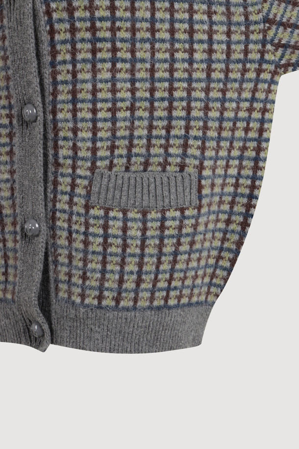 컬러드 카라 체크 니트 가디건 (멀티 컬러)은 울과 앙고라 소재 혼방으로 제작되어 부드러운 촉감과 뛰어난 보온성을 자랑합니다. 가을과 겨울 시즌, 일상에서 페미닌하고 캐주얼한 스타일을 연출하기 좋습니다. 칼라 디테일과 프릴, 금속 단추, 앞 포켓, 블루종 스타일이 돋보이며 루즈핏으로 편안하게 착용 가능합니다. 체크 패턴과 긴 소매 기장으로 세련된 분위기를 더하며, 데이트룩, 모임룩, 출근룩 등 다양한 TPO에 활용할 수 있습니다. 캐주얼, 클래식, 로맨틱 무드를 모두 아우르는 스타일을 완성해 보세요.
