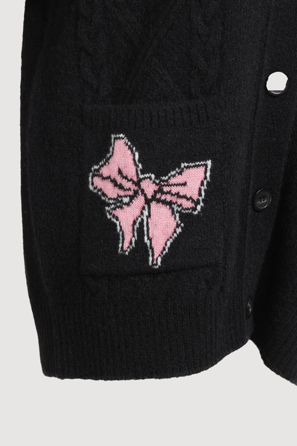 컬러 자카드 니트 가디건 (블랙)은 부드러운 울과 모헤어 혼방 소재로 제작되어 폭신한 촉감을 선사합니다. 힙 기장의 박시핏 디자인에 브이넥 라인으로 편안하면서도 세련된 스타일을 연출합니다. 긴 소매와 버튼 여밈, 포켓 디테일이 돋보이며, 배색 컬러감이 은은한 포인트를 더합니다. 가을, 겨울 시즌에 캐주얼, 클래식, 미니멀 스타일을 즐겨 입는 여성분들에게 모임룩, 출근룩으로 추천합니다. 가볍게 걸쳐 입기 좋아 간절기부터 겨울까지 폭넓게 활용 가능합니다.
