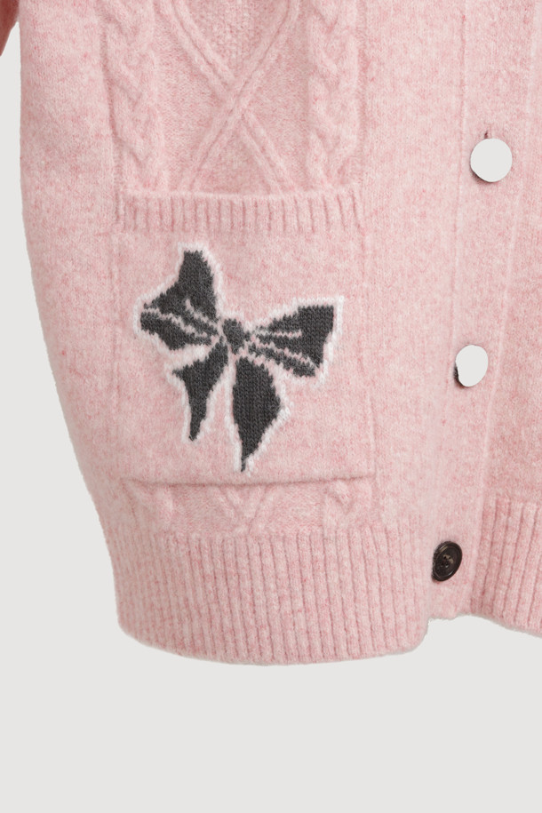 선명한 핑크 컬러의 자카드 니트 가디건입니다. 울과 모헤어 혼방 소재로 제작되어 폭신한 촉감과 뛰어난 보온성을 자랑하며, 가을과 겨울에 따뜻하게 착용하기 좋습니다. 브이넥 디자인과 힙 기장으로 여성스러운 실루엣을 연출하며, 캐주얼, 클래식, 미니멀 스타일 모두 소화 가능합니다. 데이트룩, 모임룩 등 다양한 TPO에 활용할 수 있으며, 볼륨감 있는 디자인과 여유로운 핏으로 편안하게 즐길 수 있습니다. 매트한 컬러감과 자카드 패턴이 돋보이는 매력적인 아이템입니다.
