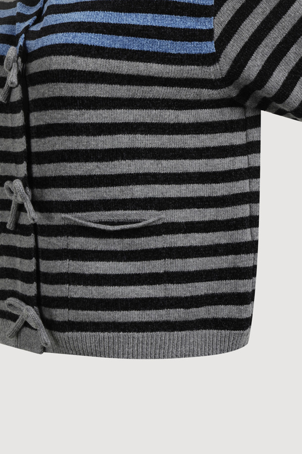 [Re-Order] 스트라이프 리본 니트 가디건은 부드러운 니트 소재로 제작되어 봄, 가을에 착용하기 좋은 여성용 가디건입니다. 라운드넥 디자인에 긴 소매 기장으로, 세미 스탠다드핏으로 편안하게 착용할 수 있습니다. 얇은 두께감과 부드러운 촉감이 특징이며, 히든 스냅 여밈과 리본 디테일이 여성스러운 분위기를 더합니다. 베이직하고 캐주얼한 스타일로, 데이트룩이나 봄 소풍룩에 활용하기 좋으며, 다양한 하의와 코디하여 미니멀, 클래식 스타일을 연출할 수 있습니다.
