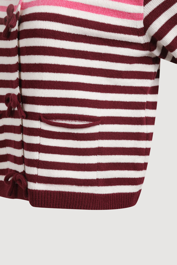 [Re-Order] 스트라이프 리본 니트 가디건은 가을, 겨울 시즌에 어울리는 여성 니트/스웨터입니다. 와인, 화이트 두 가지 컬러로 출시되었으며, 캐주얼, 미니멀, 클래식 스타일을 연출하기 좋습니다. 부드러운 촉감의 니트 소재에 라운드넥, 긴소매, 중간 두께로 디자인되었고, 세미 스탠다드핏으로 편안하게 착용 가능합니다. 히든 스냅 여밈과 리본 디테일이 돋보이며, 데이트룩 또는 모임룩에 활용하거나, 아우터 안에 이너로도 활용할 수 있어 실용적입니다. 다양한 하의와 코디하여 폭넓은 스타일을 연출해보세요.
