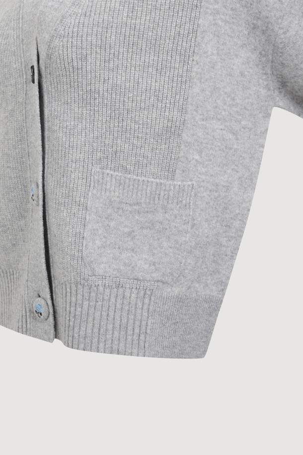 멜란지 그레이 컬러의 자수 디테일 브이넥 니트 가디건입니다. 울과 나일론 혼방 소재로 제작되어 포근하면서도 가벼운 착용감을 선사합니다. 세미 루즈핏에 크롭 기장으로, 캐주얼하고 베이직한 스타일을 연출하며, 플라워 모티브 단추와 조직감 디테일이 돋보입니다. 긴소매 디자인으로 가을, 겨울철 데이트룩이나 모임룩에 활용하기 좋으며, 레이어드 스타일링으로 다양한 분위기를 연출할 수 있습니다.
