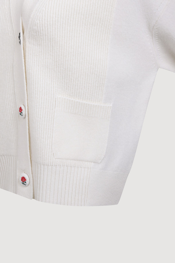 아이보리 컬러의 자수 디테일 브이넥 니트 가디건입니다. 울과 나일론 혼방 소재로 제작되어 포근함과 가벼운 촉감을 선사하며, 가을, 겨울 시즌에 안성맞춤입니다. 세미 루즈핏으로 편안하게 착용 가능하며, 플라워 모티브 단추와 좌우 포켓 디자인, 소매/등판/앞판의 서로 다른 조직감이 돋보입니다. 브이넥 라인으로 다양한 이너와 레이어드하여 데이트룩, 모임룩, 클래식, 미니멀, 캐주얼 스타일 모두 연출할 수 있습니다.
