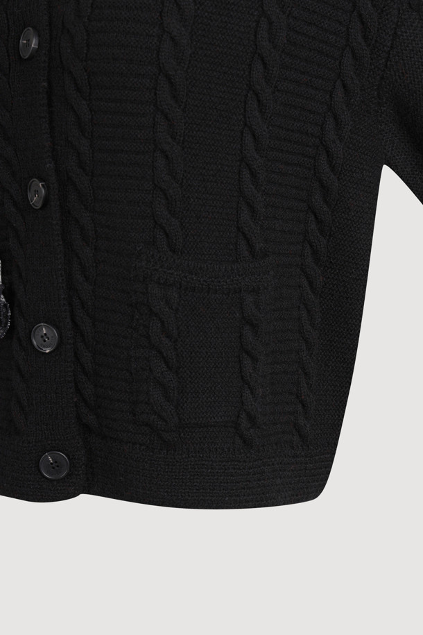 체크 리본 라운드 넥 니트 가디건 (블랙)은 가을, 겨울 시즌에 어울리는 여성 의류입니다. 부드러운 울 소재에 두꺼운 두께감으로 따뜻함을 제공하며, 라운드 넥과 긴 소매, 루즈핏으로 편안한 착용감을 선사합니다. 케이블 조직감과 체크 패턴이 클래식하고 캐주얼한 무드를 더하며, 체크 리본 장식이 여성스러운 포인트를 더합니다. 데이트룩, 모임룩, 출근룩 등 다양한 TPO에 활용 가능한 매력적인 아이템입니다.
