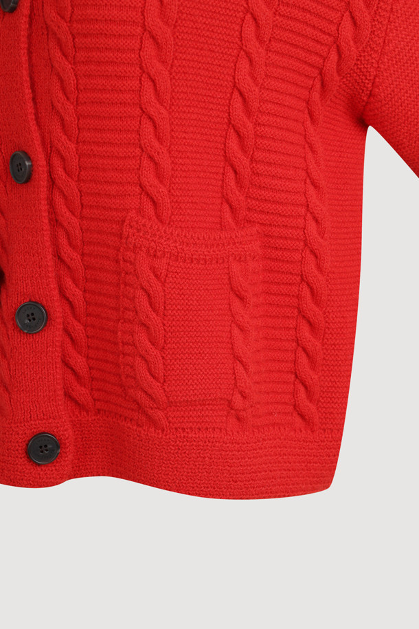 [Re-Order] 체크 리본 라운드 넥 니트 가디건 (레드)는 포근한 울 소재로 제작되어 가을, 겨울 시즌에 따뜻하게 착용하기 좋은 여성 니트 가디건입니다. 체크 패턴과 리본 장식이 걸리시한 무드를 더하며, 라운드 넥과 긴 소매 디자인으로 부드러운 촉감을 선사합니다. 넉넉한 루즈핏과 코쿠닝 실루엣으로 편안함을 강조하며, 데이트룩, 모임룩 등 다양한 TPO에 캐주얼, 클래식, 걸리시 스타일로 연출하기 좋습니다. 두꺼운 두께감의 케이블 조직 니트로 제작되어 따뜻함과 스타일을 동시에 잡았습니다.
