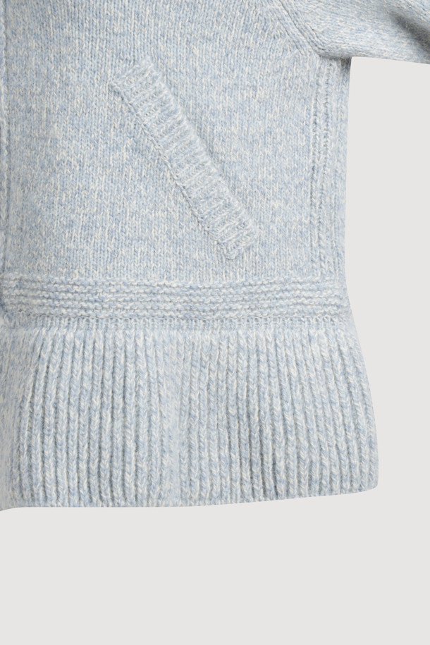 라이트 블루 컬러의 자수 포인트 집업 니트 가디건입니다. 래글런 소매와 하이넥 디자인으로 따뜻함과 스타일을 동시에 잡았습니다. 두꺼운 두께감의 니트 소재에, MULINE 타입 원사를 사용하여 포근한 착용감을 선사합니다. 등판 로고와 핸드메이드 자수 디테일이 유니크한 포인트를 더하며, 밑단 러플과 페플럼 디자인으로 여성스러운 실루엣을 연출합니다. 금속 지퍼로 간편하게 여밀 수 있으며, 가을, 겨울철 캐주얼 룩에 활용하기 좋습니다.
