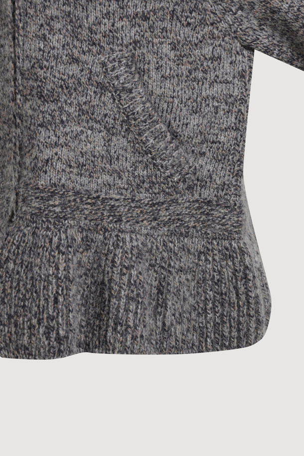 세련된 자수 디테일이 돋보이는 "자수 포인트 집업 니트 가디건 (그레이)"입니다. 부드러운 니트 소재와 두꺼운 두께감으로 따뜻하고 포근한 착용감을 선사하며, 래글런 소매와 페플럼 디자인으로 여성스러운 실루엣을 연출합니다. 하이넥 디자인과 금속 지퍼, 밑단 러플, 로고 자수, 핸드메이드 자수 등 섬세한 디테일들이 유니크한 스타일을 완성합니다. 캐주얼, 클래식, 미니멀 스타일 모두 소화 가능하며 모임룩으로도 활용하기 좋습니다. 쌀쌀한 가을, 겨울 시즌에 폭넓게 활용할 수 있는 실용적인 아이템입니다.
