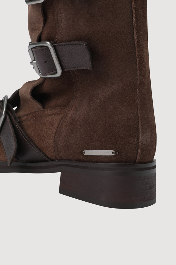 세련된 무드의 스웨이드 미들 부츠(브라운)입니다. 라운드 앞코와 청키힐 디자인으로 캐주얼하면서도 클래식한 스타일을 연출합니다. 부드러운 스웨이드 소재에 스트랩 버클 디테일, 앞부분 접이식 디자인이 돋보이며, 미들컷 탑라인으로 다리 라인을 더욱 돋보이게 합니다. 가을, 겨울 시즌, 가을 나들이룩, 겨울 데일리룩에 폭넓게 활용 가능하며, 인솔 쿠셔닝으로 편안한 착용감을 선사합니다. 미니멀한 스타일을 선호하는 여성분들께 추천합니다.
