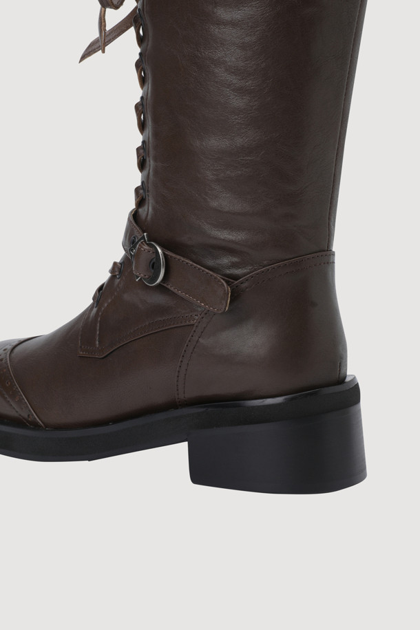 브라운 부츠는 여성용 신발로, 가을과 겨울에 착용하기 좋습니다. 라운드 토 디자인에 가죽 소재로 제작되었으며, 로우 힐 플랫 굽으로 편안함을 더했습니다. 레이스업과 버클 여밈으로 밀리터리 스타일을 연출하며, 미드컷 탑라인과 스트랩 디테일이 돋보입니다. 캐주얼, 클래식 스타일 연출에 적합하며, 겨울 데일리룩, 산책룩, 여행룩에 활용하기 좋습니다.
