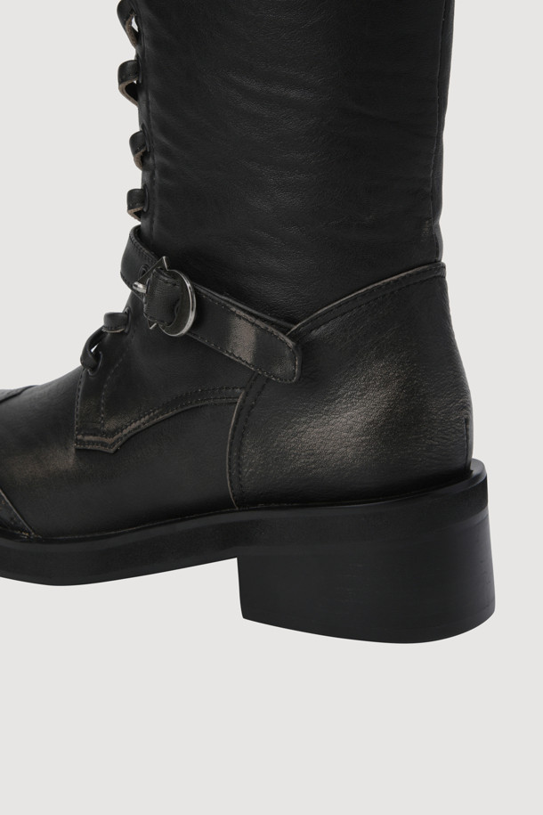 **[Re-Order] 레이스업 워싱 레더 롱 워커 부츠(블랙)**

빈티지한 감성의 워싱 가죽 소재와 블랙 컬러가 돋보이는 여성 롱 워커 부츠입니다. 라운드 토우 디자인에 미드컷 탑라인으로 편안함과 스타일리시함을 동시에 잡았습니다. 청키힐 굽으로 안정적인 착화감을 제공하며, 3개의 금속 엠블럼 버클과 안쪽 지퍼, 레이스업 디자인으로 사이즈 조절 및 탈착용이 용이합니다. 가을, 겨울 시즌 데일리룩, 나들이룩, 데이트룩에 캐주얼하면서도 클래식한 무드를 더해보세요.
