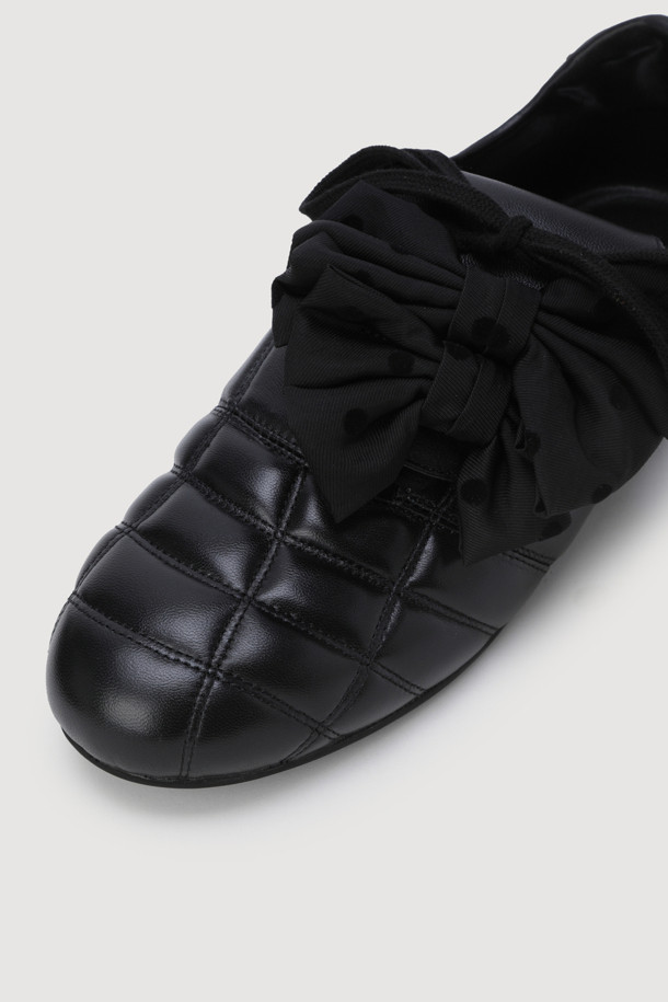 리본 장식이 돋보이는 블랙 컬러의 가죽 스니커즈입니다. 캐주얼하고 클래식한 스타일로, 일상 또는 가벼운 산책 시 편안하게 착용하기 좋습니다. 가볍고 부드러운 가죽 소재로 제작되었으며, 배색 컬러의 안창이 돋보입니다. 플랫 굽으로 편안한 착용감을 제공하며, 끈으로 묶어 발에 맞게 조절할 수 있습니다. 미니멀한 디자인에 사랑스러운 리본 디테일이 더해져 여성스러운 매력을 더합니다.
