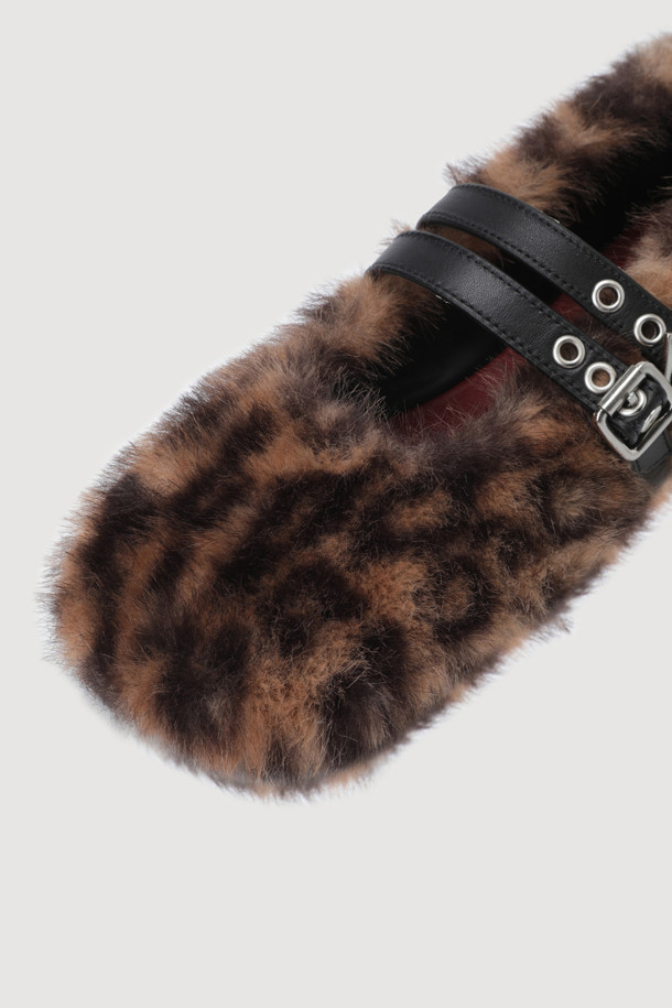 레오파드 플랫 슈즈(multi color)는 여성스러운 스타일을 완성하는 데일리 플랫슈즈입니다. 페이크퍼 소재에 라운드 앞코 디자인으로 편안함과 부드러운 착용감을 선사합니다. 멀티컬러 레오파드 무늬가 유니크하고 클래식한 무드를 더하며, 발등 가죽 스트랩과 엠블럼 버클 디테일로 세련된 포인트를 더했습니다. 쿠셔닝 안감과 플랫 굽으로 편안함을 제공하며, 데이트룩, 모임룩, 카페룩 등 다양한 TPO에 매치하기 좋습니다. 클래식, 미니멀, 걸리시 스타일을 즐겨 입는 분들께 추천합니다.
