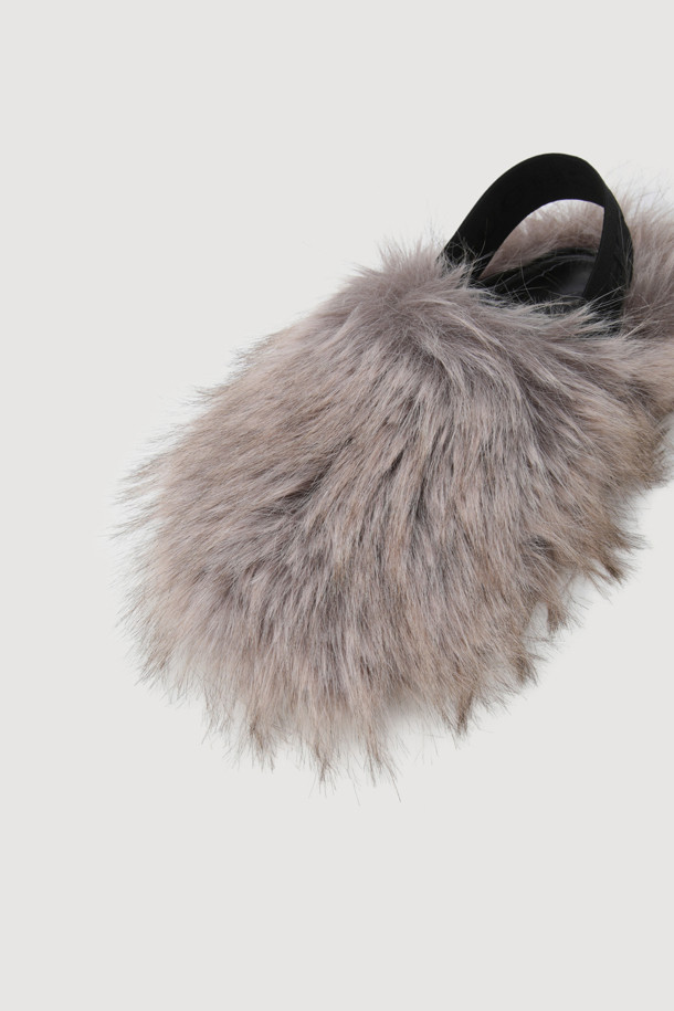 A-페이크 퍼 클로그(다크 베이지)는 여성용 클로그로, 가을과 겨울에 따뜻하고 포근하게 착용하기 좋은 슈즈입니다. 라운드 앞코에 페이크 퍼 소재를 사용하여 부드러운 질감을 살렸으며, 안감 역시 퍼로 마감해 보온성을 높였습니다. 플랫 굽으로 편안한 착용감을 제공하며, 오픈형 디자인과 뒷부분 레터링 밴드 디테일이 캐주얼하면서도 스트릿한 감성을 더합니다. 쿠셔닝을 보강하여 활동성을 높였으며, 고급스러운 패키지로 제공되어 선물용으로도 좋습니다. 동네 마실룩, 겨울 데일리룩, 산책룩 등 다양한 TPO에 미니멀, 캐주얼, 스트리트 스타일로 연출해보세요.
