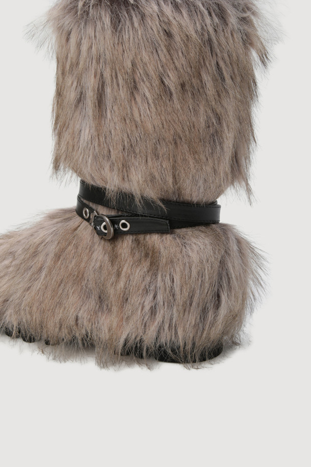 다크 베이지 컬러의 A-Fake Fur 부츠입니다. 여성용 부츠로, 페이크 퍼와 가죽 소재를 사용하여 겨울철 따뜻하게 착용할 수 있습니다. 클래식하면서도 유니크한 스타일을 연출하며, 엠블럼 버클 장식으로 포인트를 더했습니다. 쿠셔닝을 보강하여 편안한 착화감을 제공하며, 겨울 데일리룩, 모임룩, 쇼핑룩에 모두 잘 어울립니다. 미니멀하고 시크한 스타일을 즐기는 여성분들께 추천합니다.
