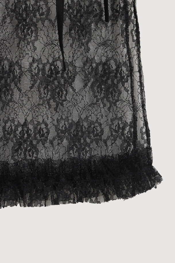 레이스 메쉬 랩 스커트(블랙)는 여성스러운 매력을 강조하는 캐주얼 스커트입니다. 봄, 여름 시즌에 어울리는 얇은 두께감과 플라워, 레이스 무늬가 특징이며, 유니크하고 클래식한 스타일을 연출합니다. 랩 스타일의 덧장 스커트로, 프릴 디테일과 배색 끈 여밈, 레이어드 스타일이 돋보입니다. 데이트룩, 카페룩, 모임룩 등 다양한 TPO에 활용 가능하며, 클래식, 로맨틱, 캐주얼 스타일을 즐기는 분들께 추천합니다. 오픈 클로징이 가능하여 편안하게 착용할 수 있습니다.
