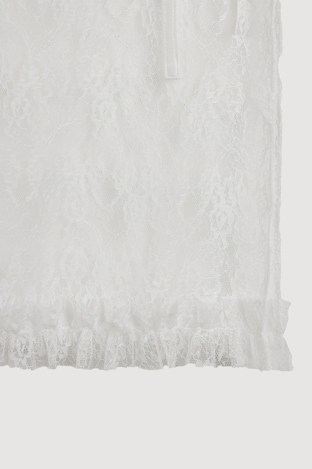 레이스 메쉬 랩 스커트(아이보리)는 로맨틱하고 클래식한 무드를 연출하는 여성용 스커트입니다. 플라워 패턴 레이스와 부드러운 촉감의 메쉬 소재가 어우러져 봄, 여름 시즌에 시원하고 여성스러운 분위기를 선사합니다. 랩 스타일 디자인으로 허리 라인을 강조하며, 배색 끈 여밈과 프릴 디테일이 사랑스러운 포인트를 더합니다. 덧장 스커트 형태로 안심하고 착용할 수 있으며, 데이트룩, 카페룩, 모임룩 등 다양한 TPO에 활용 가능합니다.  오픈 클로징이 가능하며, 올뜯김이나 미어짐에 유의하여 착용해주세요.
